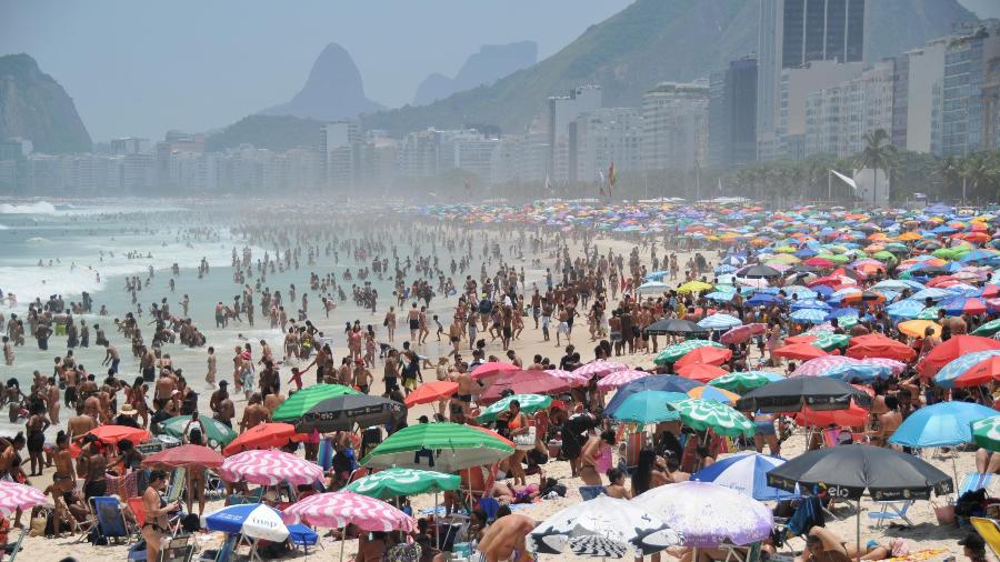 12.nov.2023 - No Rio de Janeiro, praia de Copacabana fica lotada em meio à onda de calor