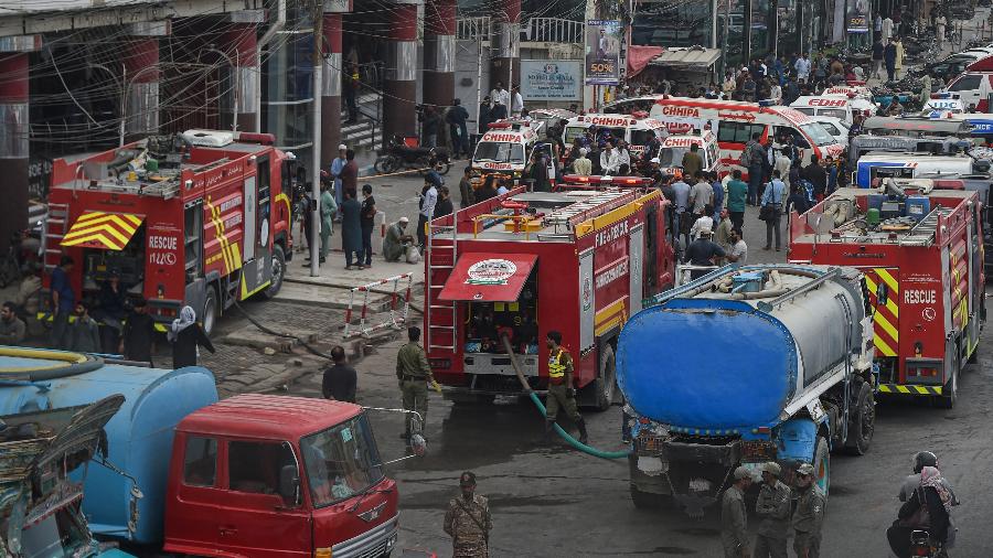 Bombeiros apagaram o incêndio em um shopping center em Karachi em 25 de novembro de 2023