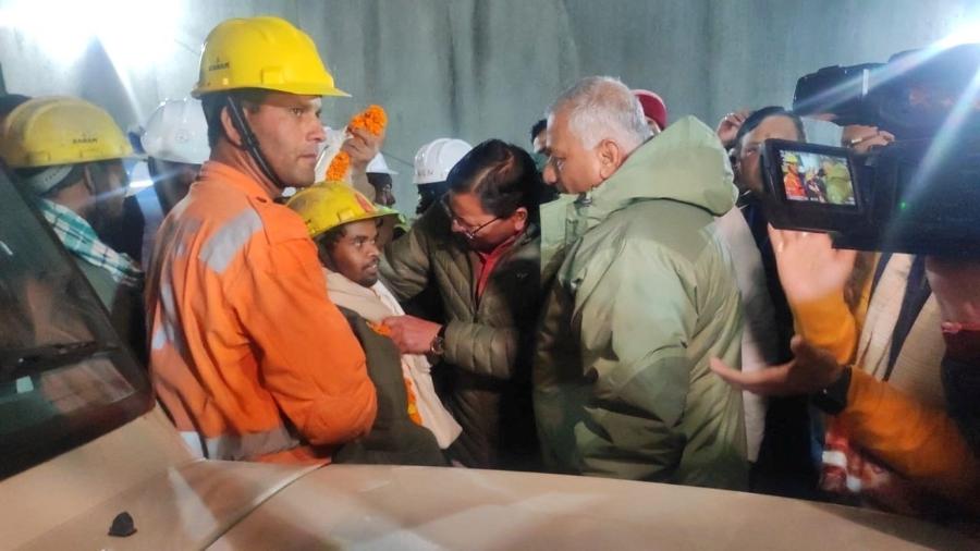 Um dos trabalhadores presos é examinado depois de ser resgatado do túnel desabado em Uttarkashi em 28 de novembro de 2023