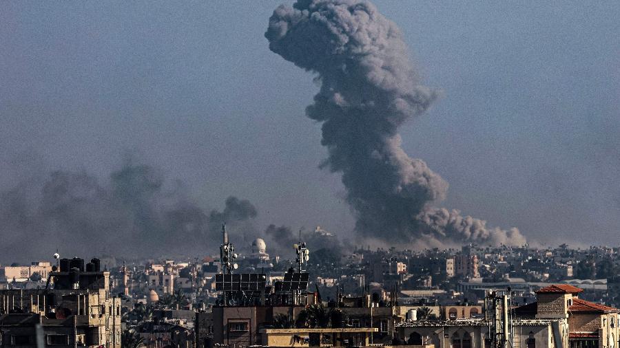 Foto tirada de Rafah mostra fumaça sobre Khan Yunis, no sul da Faixa de Gaza, durante bombardeio israelense