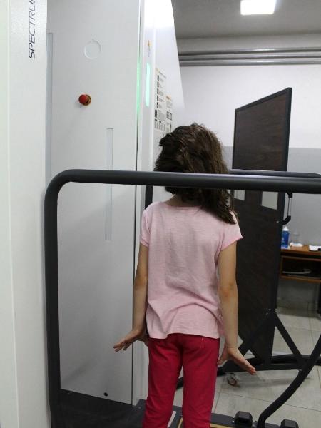 Criança é submetida ao scanner corporal na penitenciária de Getulina, em São Paulo