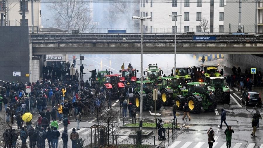 26.fev.24 - Agricultores europeus protestam contra a concorrência de importações baratas e o que consideram ser regras ambientais excessivamente restritivas - JOHN THYS/AFP