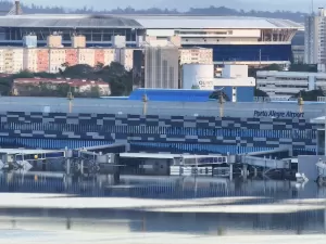 Empresa pede 4 semanas para avaliar reabertura do aeroporto Salgado Filho