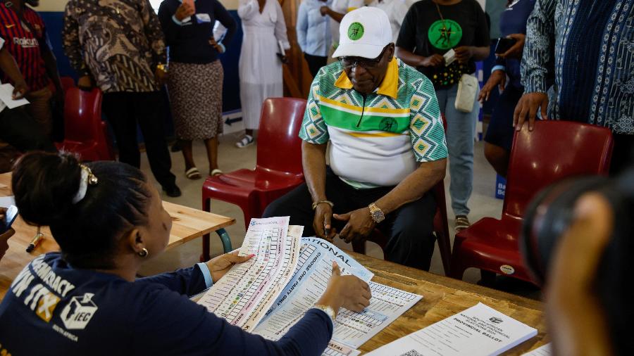 O ex-presidente da África do Sul, Jacob Zuma, vota durante as eleições que vai eleger o novo presidente do país