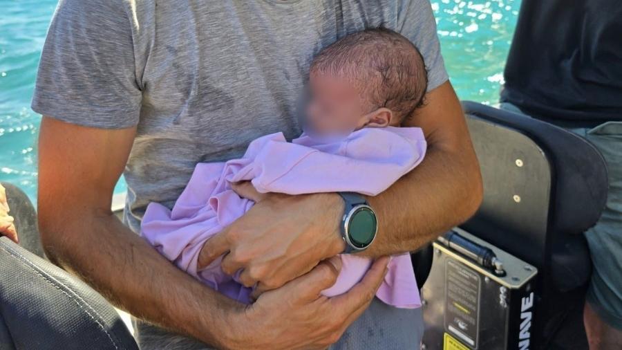 Pais dizem ter misturado leite com água do mar para manter o bebê bem alimentado durante os três dias