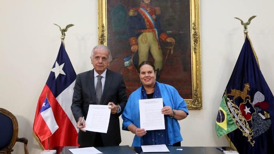 O ministro da Defesa, José Múcio, assina acordo de cooperação com a ministra da Defesa do Chile, Maya Allende, em Santiago