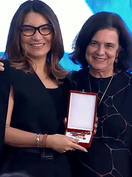 Janja recebe da ministra da Saúde, Nísia Trindade, medalha de mérito por esforços na vacinação