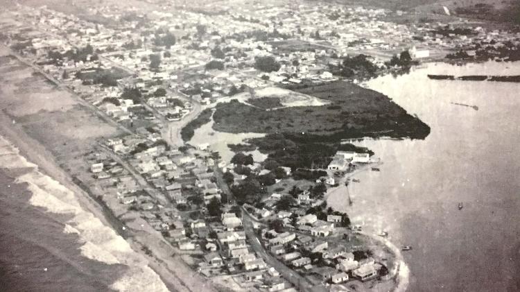 Imagem aérea de Atafona em 1974; processo se intensificou nos últimos anos