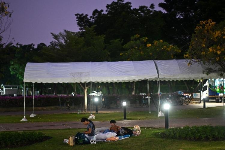 Várias famílias passaram a noite no Parque Benjakitti, em Bangkok Várias famílias passaram a noite no Parque Benjakitti, em Bangkok