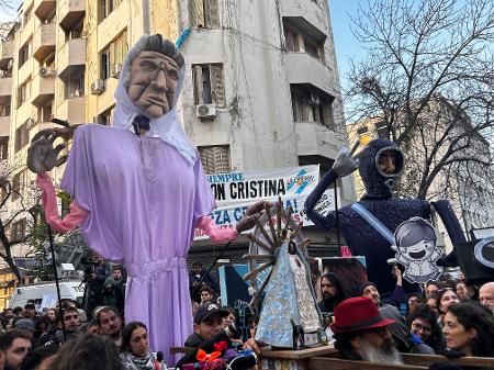 Manifestantes fazem protesto no bairro em que Kirchner cumpre prisão domiciliar 