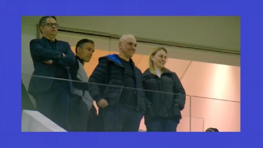 VAI, CURINTCHIA! O corintiano Alexandre de Moraes assste à vitória de seu time contra o Palmeiras no Neo Química Arena, em São Paulo, no dia em que EUA anunciam a aplicação da Lei Magnistsky contra ele. Pé-quente!