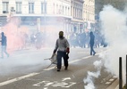 França limpa destroços, mas protestos levam até 800 mil às ruas