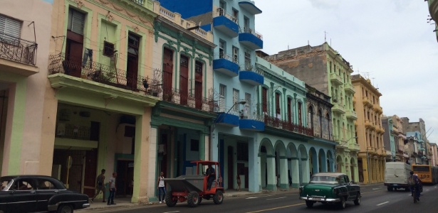 Fachadas dos prédios centenários da rua Reina, no centro de Havana, em Cuba, ganham pintura na visita do papa Francisco ao país - João Fellet/BBC Brasil