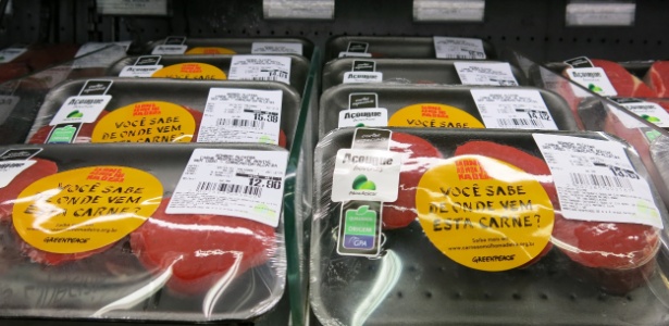 Adesivos de campanha do Greenpeace colados em embalagens de carne - Zé Gabriel/Greenpeace
