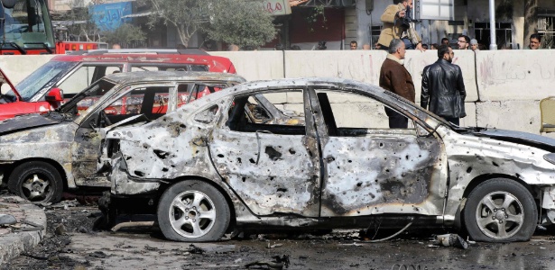 9.fev.2016 - Sírios observam arredores de local alvo de ataque suicida no distrito de Masaken Barzeh, em Damasco, na Síria - Louai Beshara/AFP