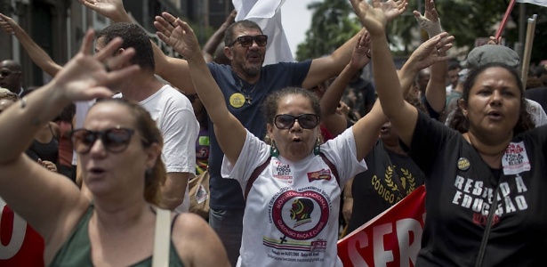 Servidores protestam no Rio, um dos Estados que enfrenta problemas financeiros - Mauro Pimentel/Folhapress