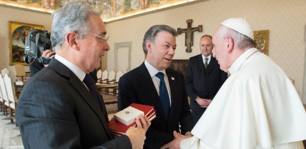 Papa Francisco (dir.) cumprimenta o presidente colombiano Juan Manuel Santos (centro) e o ex-presidente Alvaro Uribe (esq.) - Osservatore Romano via Reuters