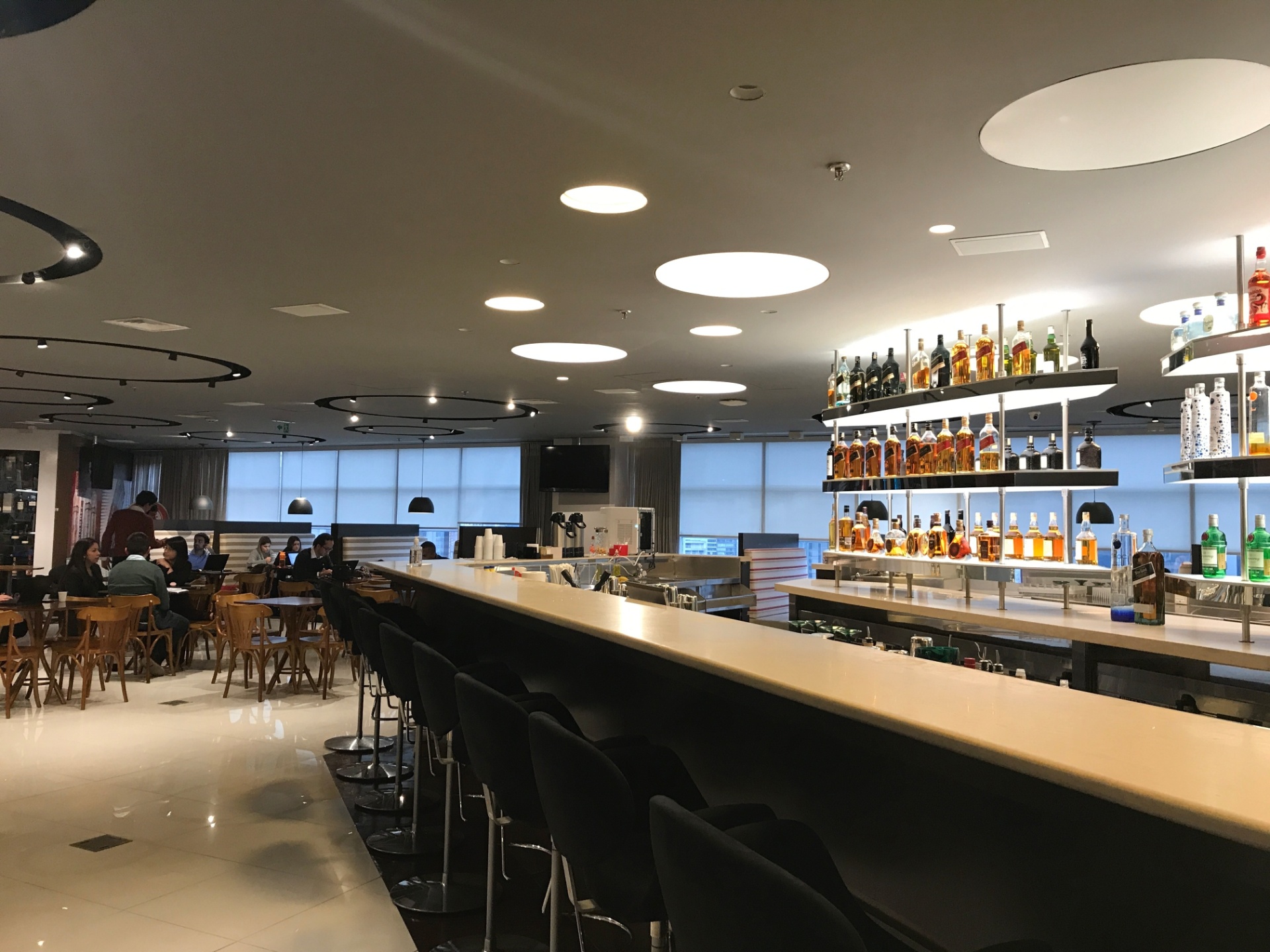 Bar no escritório da Diageo - Divulgação