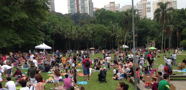 Visitantes circulam pelo gramado do parque Burle Marx, na zona sul de SP - Divulgação/Burle Marx