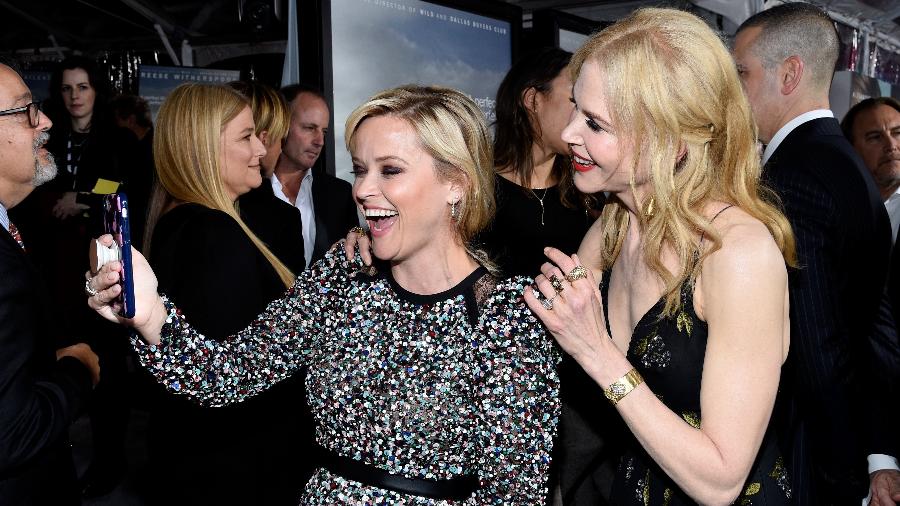 Atrizes Reese Whiterspoon e Nicole Kidman tiram uma selfie com ajuda do PopSocket - Kevork Djansezian/Getty Images