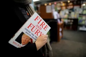 5.jan.2018 - Mulher leva um exemplar do livro "Fire and Fury: Inside the Trump White House", de Michael Wolff, em uma loja em Washington DC - Carlos Barria/ Reuters