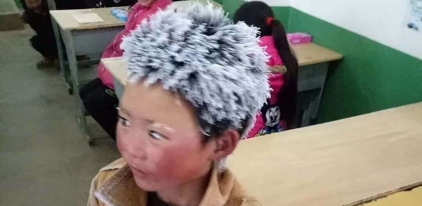 Wang Fuman chega à escola com os cabelos congelados após caminhar no frio - Reprodução