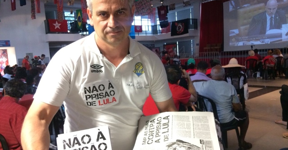 4.abr.2018 - Militantes do PCO, como o professor da rede pública Ednelson Cesaretti, começaram a distribuir panfletos e adesivos com a mensagem "Não à prisão de Lula" aos presentes que acompanham a sessão do STF no Sindicato dos Metalúrgicos do ABC.