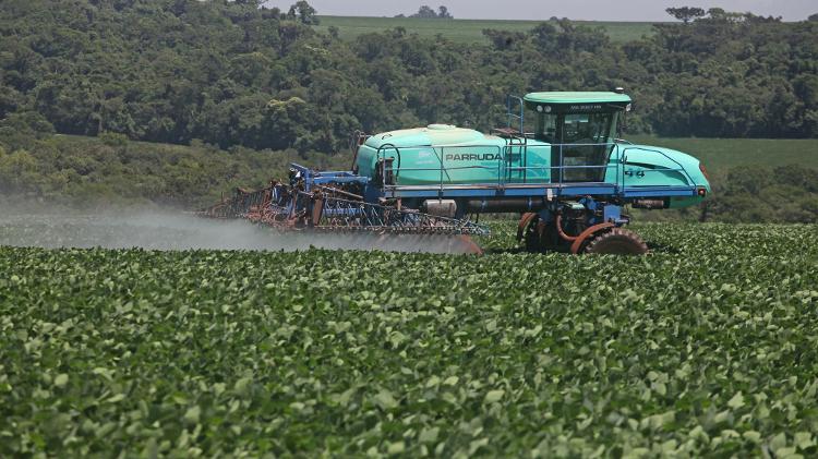 Trator faz aplicação de agrotóxico em Campo Mourão (PR)