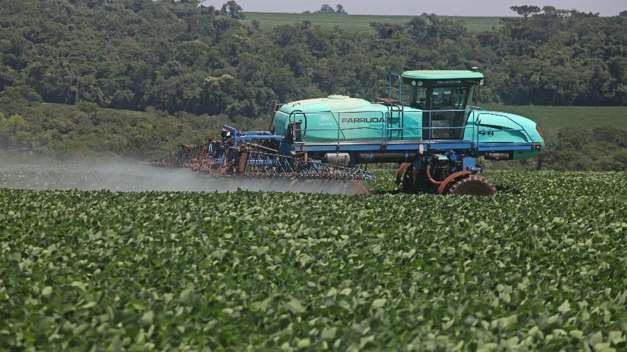 Trator faz aplicação de agrotóxico na lavoura para combater pragas e doenças em Campo Mourão (PR) - Dirceu Portugal /Fotoarena/Folhapress