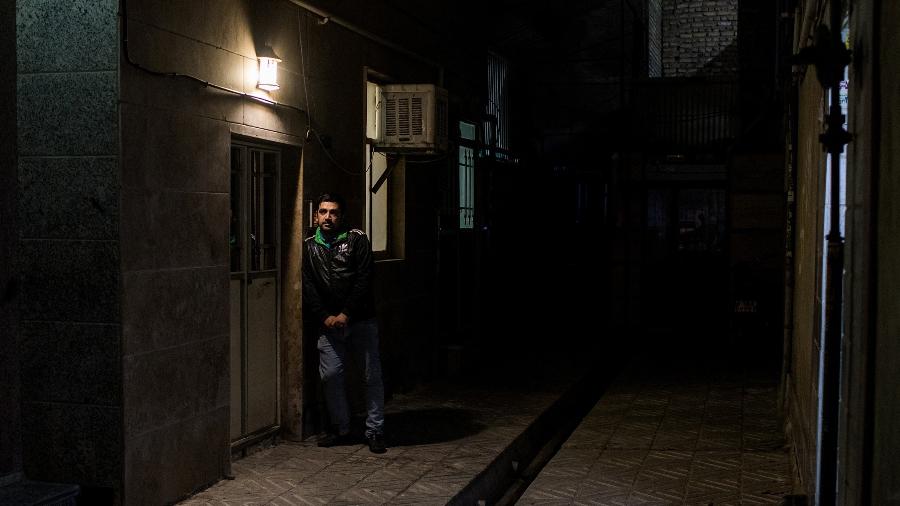Kaveh Taymouri, funcionário de uma loja de videogames, em frente a sua casa em Teerã, no Irã - Arash Khamooshi/The New York Times