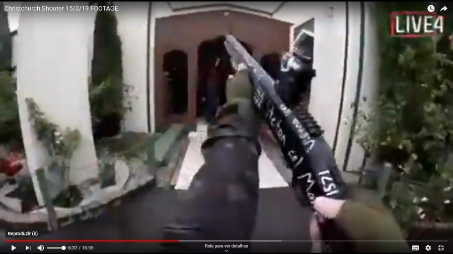 Cena do vídeo ao vivo do ataque a tiros em mesquitas na Nova Zelândia, que deixou diversos mortos e feridos - Reprodução
