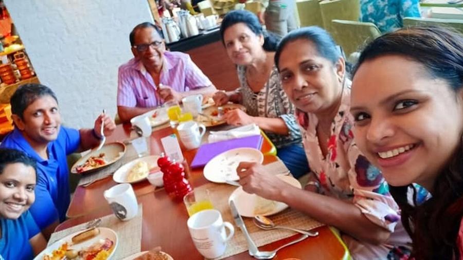 Nisangra, filha da chef de cozinha Shantha Mayadunne, postou foto da família em um dos hotéis atacados - Reprodução/Nisangra Mayadunne/Facebook