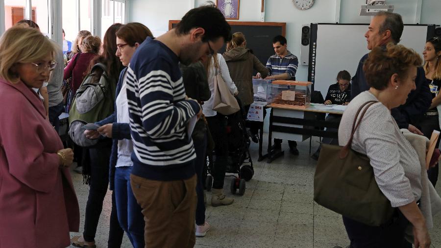 28.abr.2019 - Espanhóis enfrentam fila para votar durante as eleições gerais em Madri, na Espanha - Susana Vera/Reuters
