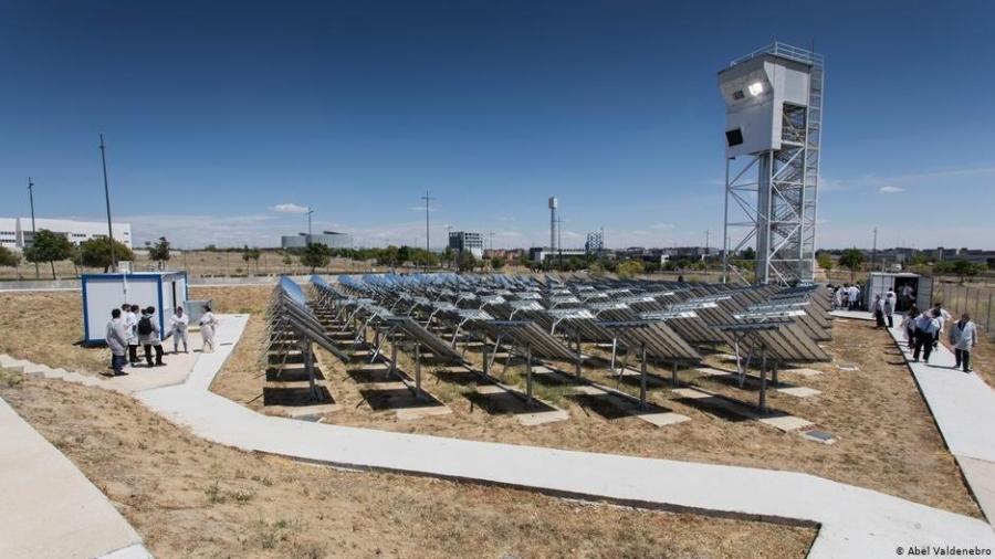 Usina usa energia solar, água e CO2 para produzir querosene - Abel Valdenebro
