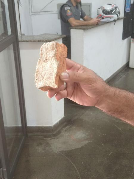 PM diz que mulher tentou agredi-lo com esta pedra - Cleber Souza/UOL