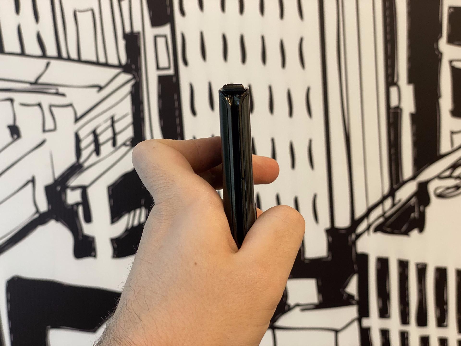 Visão lateral do novo Motorola Razr fechado - Rodrigo Trindade/UOL