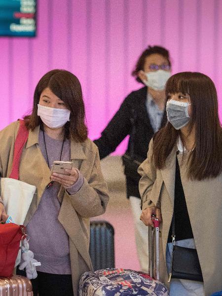 22.jan.2020 - Em Los Angeles, passageiros usam máscaras protetoras para evitar a contaminação por coronavírus - Mark Ralston/AFP