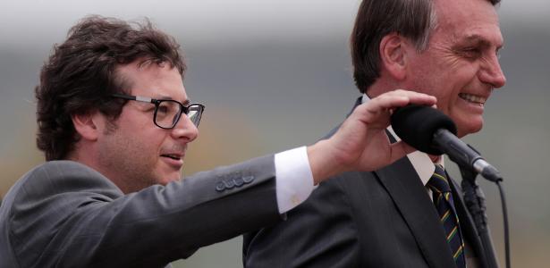 Chefe da Secom, Fabio Wajngarten, arruma microfone ao lado do presidente Jair Bolsonaro no Palácio da Alvorada