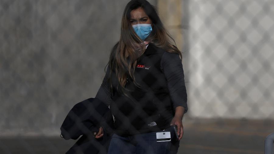 Funcionária com máscara de proteção contra coronavírus em unidade da JBS USA em Greeley, Colorado (EUA), que foi fechada por causa da pandemia - Jim Urquhart