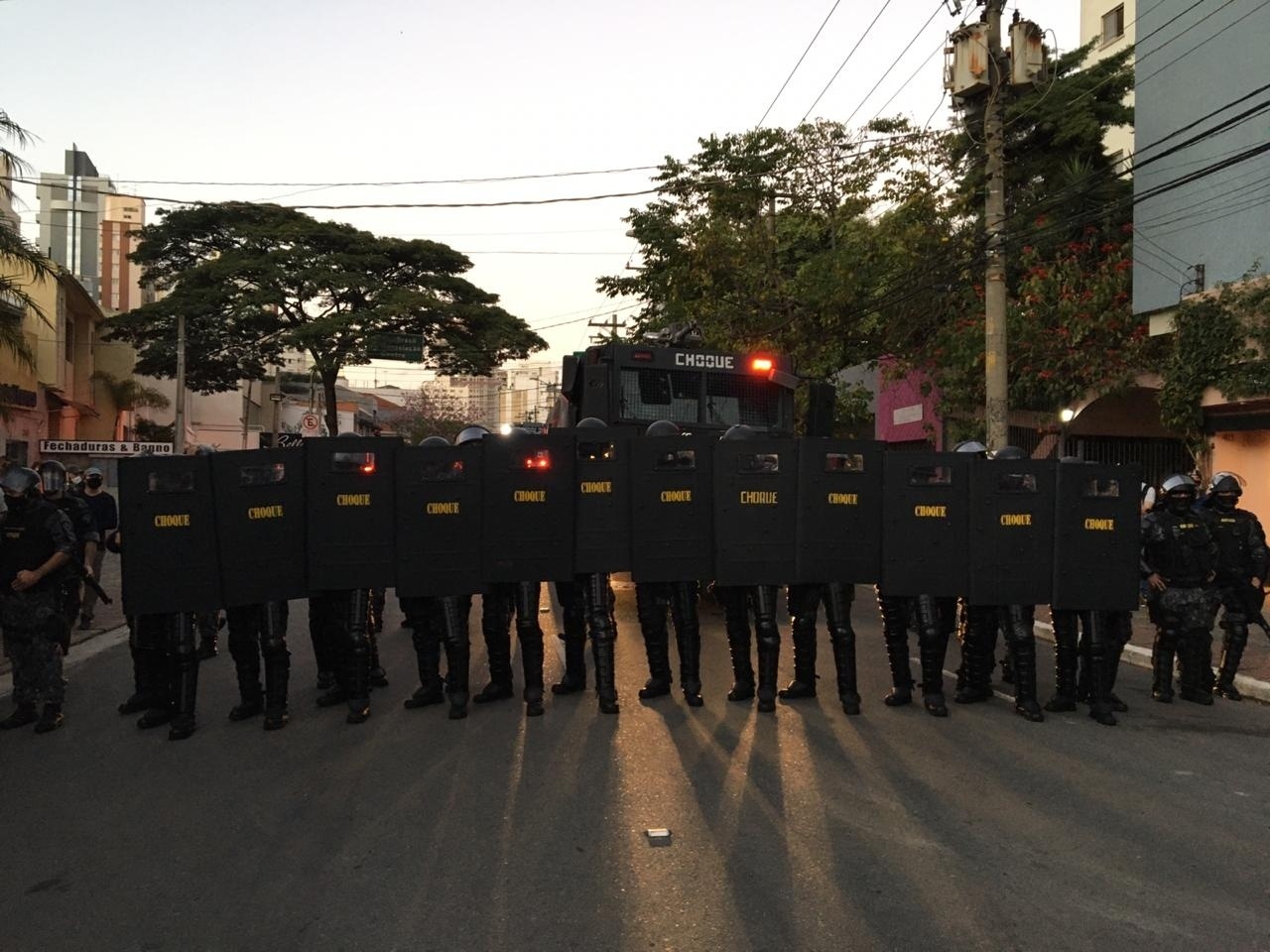 É preciso impedir que PMs atuem como milícias políticas