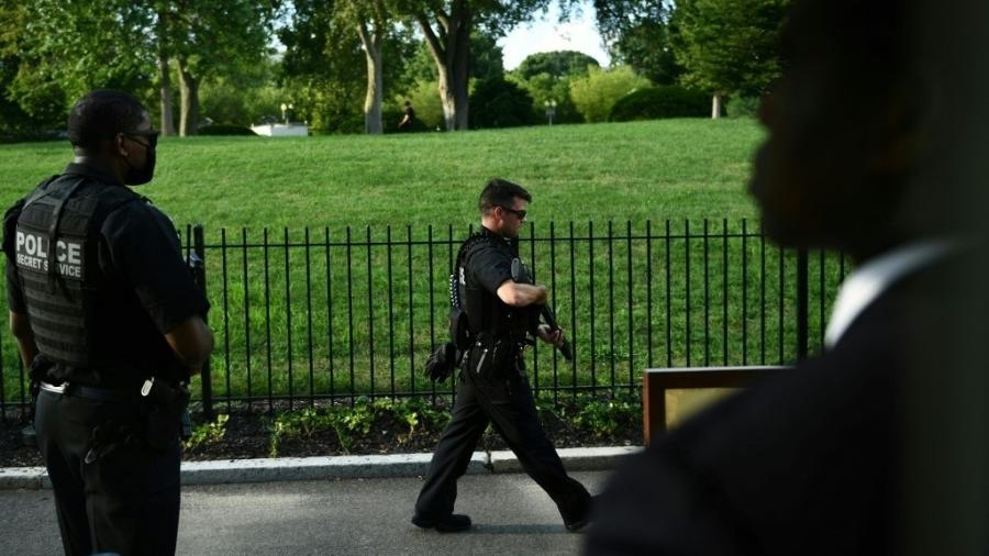 10.08.2020 - Policial norte-americano faz segurança nas proximidades da Casa Branca - Brendan Smialowski / AFP