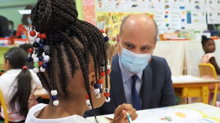 O ministro de educação da França, Jean-Michel Blanquer, visitou escolas na época da reabertura - EPA