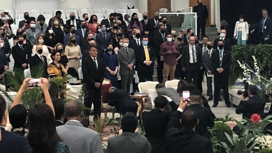 O presidente Jair Bolsonaro, ao lado da primeira-dama, na Assembleia de Deus em São Paulo - Lucas Borges Teixeira/UOL