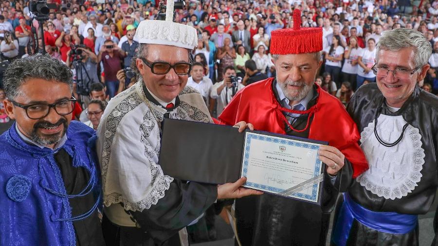 O ex-presidente Luiz Inácio Lula da Silva recebendo o título de doutor honoris causa da UNEAL, em 23/08/2017 - Ricardo Stuckert/Instituto Lula