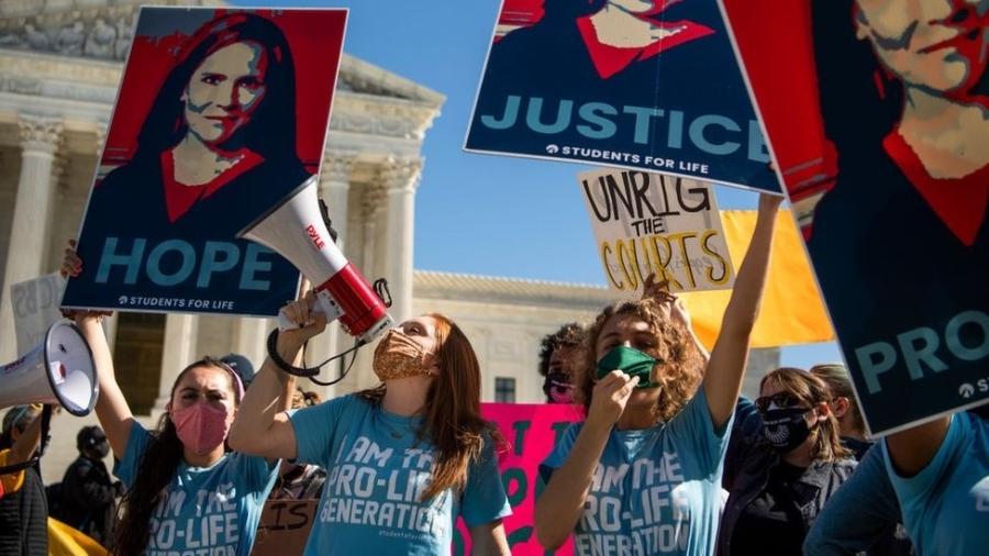 Grupos antiaborto manifestaram-se nos últimos dias em frente à Suprema Corte para defender a nomeação de Amy Coney Barrett - Getty Images