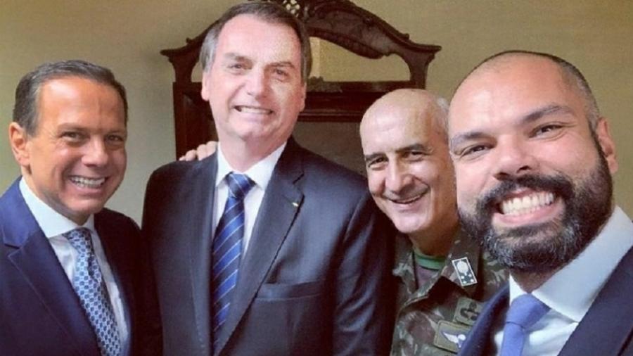 Selfie de março de 2019 de Bruno Covas ao lado de Luiz Eduardo Ramos (na época chefe do Comando Militar do Sudeste), do presidente Jair Bolsonaro e do governador João Doria - Reprodução