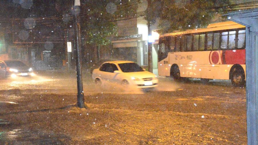 Bolsões de água se formaram pelas ruas do Rio em decorrência da chuva - 25.dez.2020 - MARCOS VIDAL/FUTURA PRESS/FUTURA PRESS/ESTADÃO CONTEÚDO