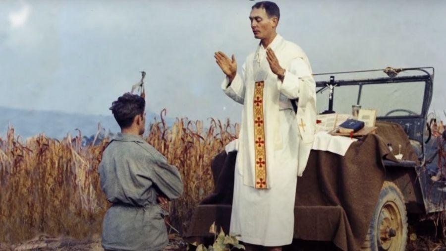 Governo dos EUA concedeu Medalha de Honra póstuma ao sacerdote em 2013 - Reprodução/Youtube