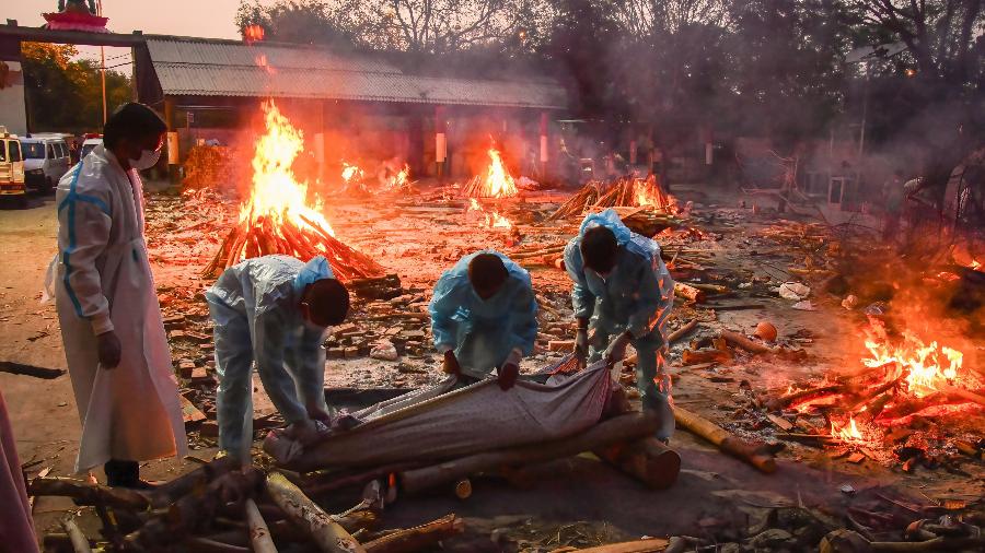 Cremação de corpos faz parte de ritual hindu, mas também virou solução para crise funerária na Índia - Ajay Aggarwal/Hindustan Times via Getty Images