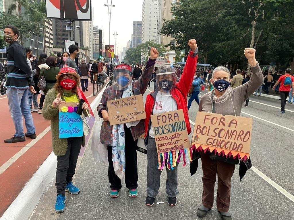 Usando máscaras de proteção contra a covid-19, manifestantes carregam cartazes contra o presidente Jair Bolsonaro na avenida Paulista - Anahi Martinho/UOL